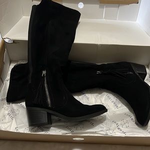 Black heeled boots with zip up tassels!